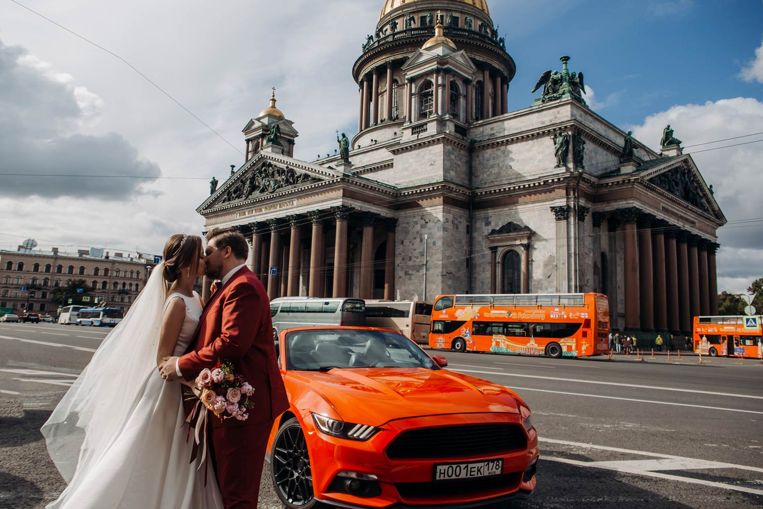 Свадьба на фоне Иссакиевского собора